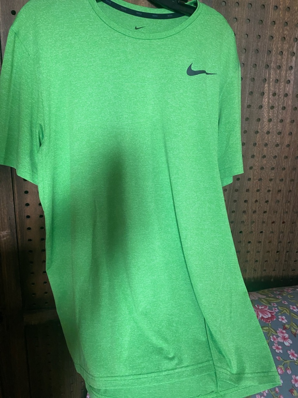 Nike Men's Bright Green Short-Sleeve Athletic Tee with Swoosh Size L